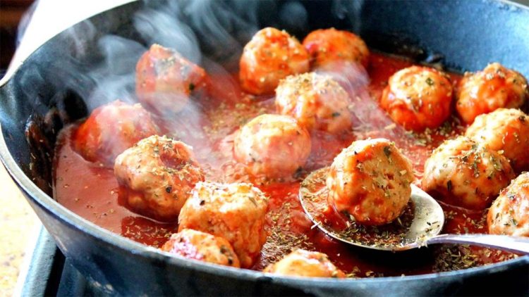 Qofte të pjekura me djathë dhe salcë domatesh, ushqim i lehtë veror