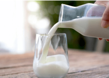 Qumësht të ngrohtë apo të ftohtë, cilin duhet ta konsumoni?