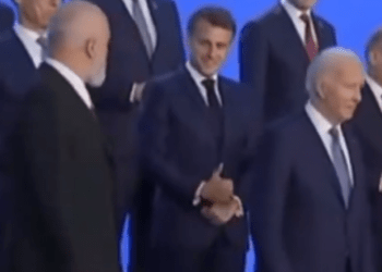 Rama tërheq vëmendjen me atletet e bardha në Samitin e NATO-s, merr edhe ‘aprovimin’ nga Macron