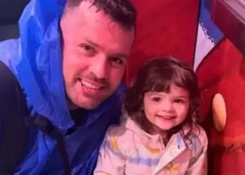 La 3 orë të mbyllur në makinë vajzën 2-vjeçare, ndërron jetë e mitura nga vapa në SHBA, arrestohet babai i saj