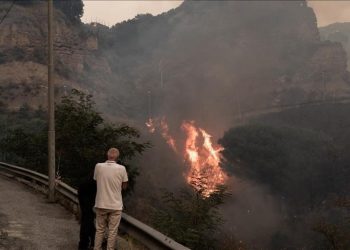 Itali, mbi 1.000 njerëz të evakuuar për shkak të zjarreve në Pulia