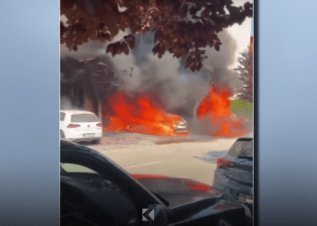 Digjen dy  vetura në lagjen ‘Marigona’ (Video)