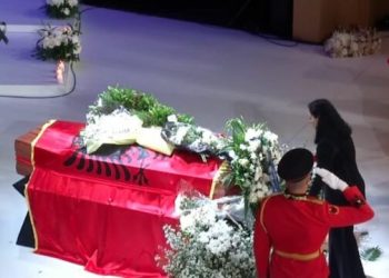 Presidentja Osmani bën homazhe përpara arkëmortit të Ismail Kadaresë