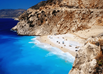 Revista e njohur “Travel+Leisure” thotë se plazhi më blu në botë gjendet në Shqipëri
