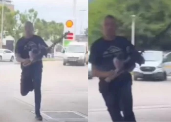 VIDEO tronditëse-30-vjeçari nxjerr sharrën elektrike nga makina dhe i drejtohet myslimanëve për t’i vrarë në një karburant