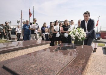 Kurti nderoi me homazhe dëshmorin Cenë Dugolli dhe veprimtarin e çështjes kombëtare Fazli Greiçevci