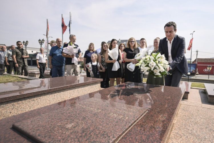 Kurti nderoi me homazhe dëshmorin Cenë Dugolli dhe veprimtarin e çështjes kombëtare Fazli Greiçevci