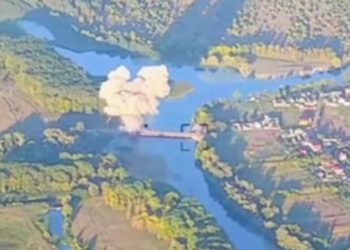 Pamje që tregojnë sul*min e Ukrainës në urën ruse – Moska thotë se ka të ngjarë të jetë kryer duke përdorur raketa HIMARS të prodhuara nga SHBA