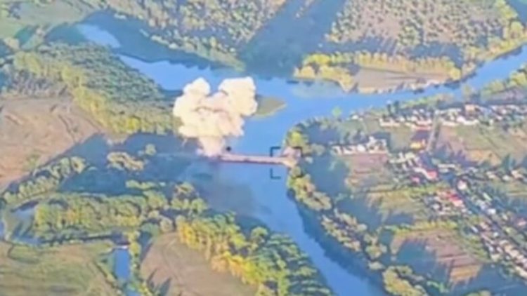 Pamje që tregojnë sul*min e Ukrainës në urën ruse – Moska thotë se ka të ngjarë të jetë kryer duke përdorur raketa HIMARS të prodhuara nga SHBA