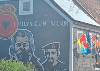 Shqiptari në Gjermani pikturon Adem Jasharin dhe simbolin e UÇK-së në shtëpinë e tij, serbët ankohen