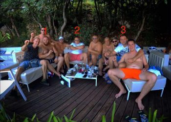 Fotografia në të cilën shihet djali i Vuçiqit me grupin që sulmuan në Banjskë