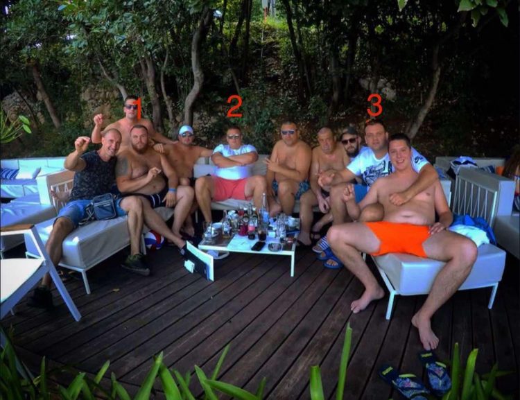 Fotografia në të cilën shihet djali i Vuçiqit me grupin që sulmuan në Banjskë