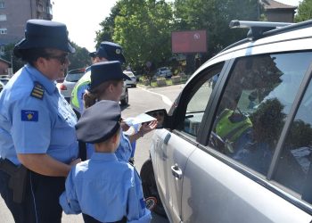 Fëmijët në Mitrovicë të Veriut “bëhen” policë, bashkë me zyrtarët e PK-së këshillojnë shoferët