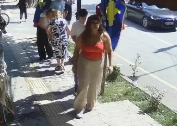 Policia kërkon ndihmë për arrestimin e një gruaje, sulmoi gra të tjera