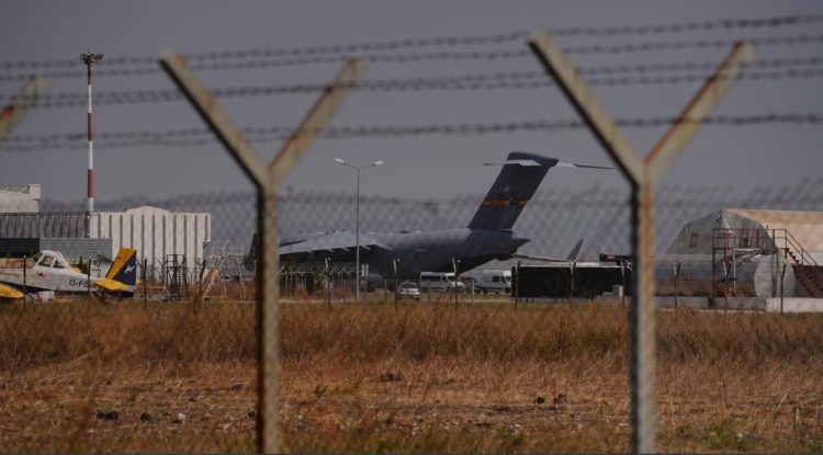 Aeroplani me të cilin besohet se ka udhëtuar në rajon shefi i CIA-s shihet në Aeroportin e Prishtinës