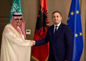 Hoxha pret në takim Presidentin e Inteligjencës së Përgjithshme në Mbretërinë e Arabisë Saudite