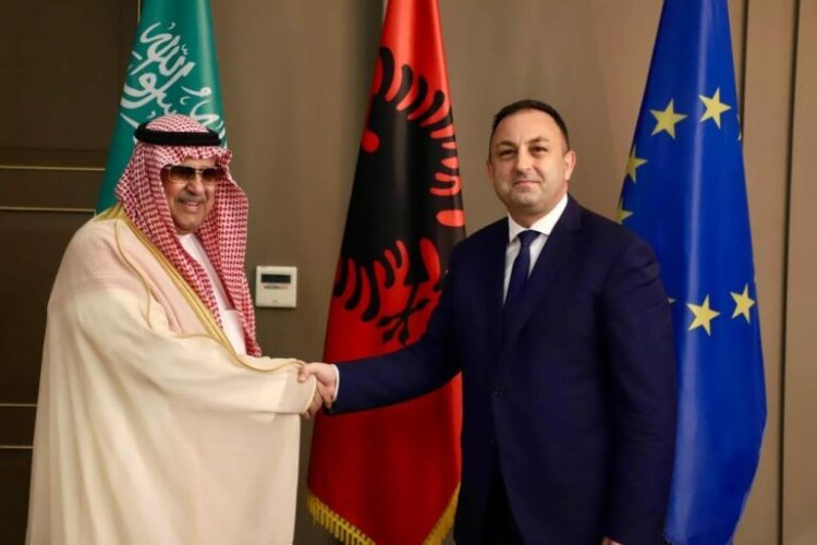 Hoxha pret në takim Presidentin e Inteligjencës së Përgjithshme në Mbretërinë e Arabisë Saudite