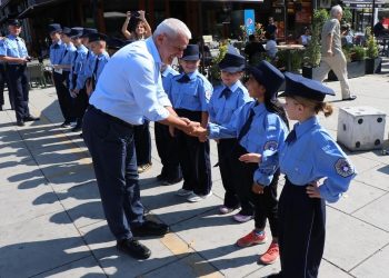 Sveçla shpërndan fotografi me fëmijët në uniformë të Policisë së Kosovës