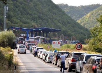 Fluksi te Dheu i Bardhë, kolona deri në 400 metra për të dalë nga Kosova