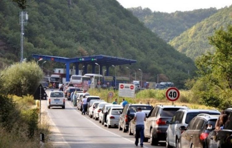 Fluksi te Dheu i Bardhë, kolona deri në 400 metra për të dalë nga Kosova