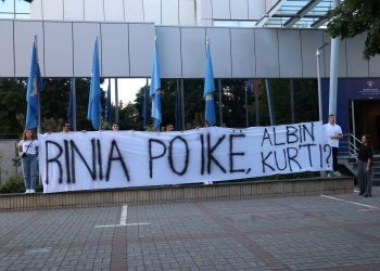 Rinia Demokratike e Kosovës me aksion simbolik para qeverisë
