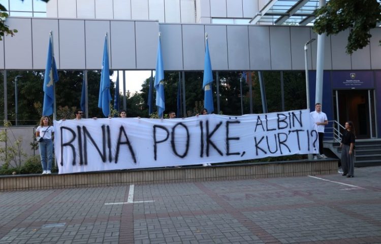 Rinia Demokratike e Kosovës me aksion simbolik para qeverisë