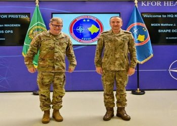 Gjeneralmajori amerikan viziton KFOR-in, njoftohet me situatën e sigurisë