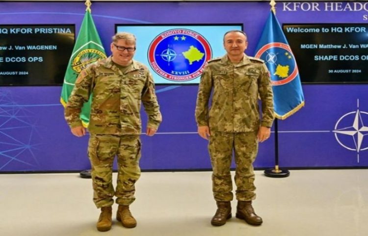 Gjeneralmajori amerikan viziton KFOR-in, njoftohet me situatën e sigurisë