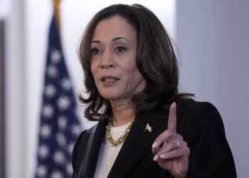 Nënpresidentja Harris ballafaqohet me diskriminim gjinor dhe racor