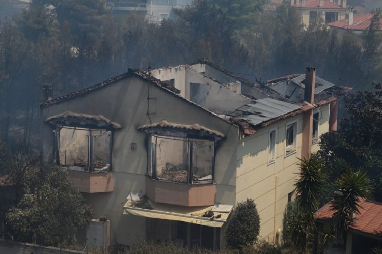 Zjarre në Greqi, shtëpi, biznese, fusha dhe ndërtesa publike u bën hi