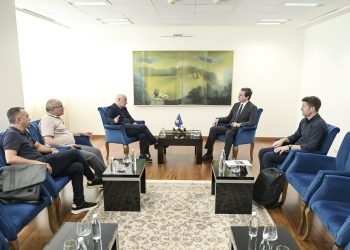 Kurti takon zyrtar të kompanisë që testuan qëndrueshmërinë e urës mbi Ibër