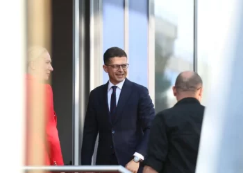 Ministri shqiptar i Mbrojtjes arrin në takim me kryeministrin Kurti