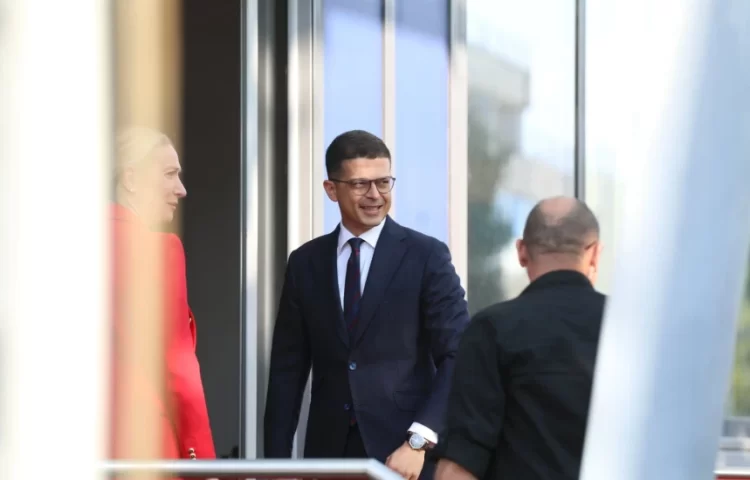 Ministri shqiptar i Mbrojtjes arrin në takim me kryeministrin Kurti