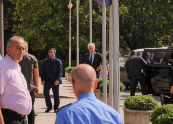 Përfundon takimi me presidenten, nën masa të rrepta sigurie shefi i CIA-s largohet nga presidenca