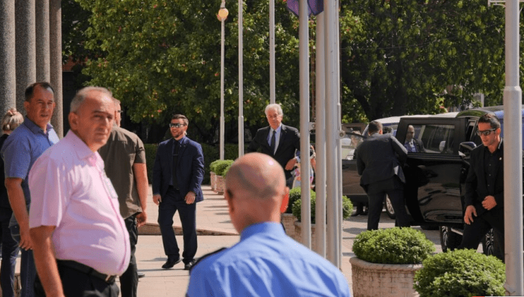 Përfundon takimi me presidenten, nën masa të rrepta sigurie shefi i CIA-s largohet nga presidenca