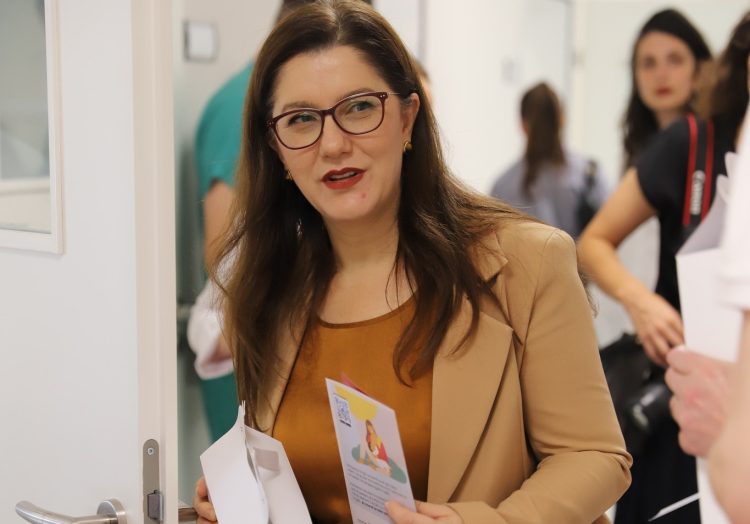 Zëvendësministrja e Shëndetësisë viziton lehonat në kuadër të javës për ushqyerjen me qumësht gjiri