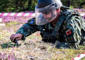 Ushtarët shqiptarë të NATO-s demonstojnë aftësitë në kufi me Rusinë