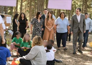 Kryeministri Kurti vizitoi kampin veror të SOS Fshatrat e Fëmijëve