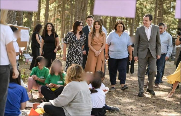 Kryeministri Kurti vizitoi kampin veror të SOS Fshatrat e Fëmijëve