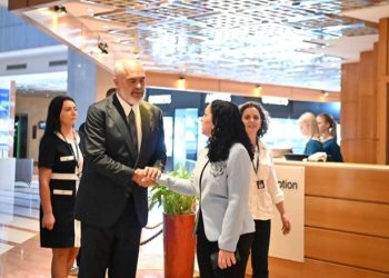 Vjosa Osmani takohet me Edi Ramën në Pragë