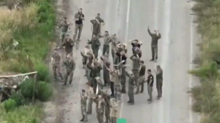 Pamje të reja të dorëzimit të ushtarëve të Putinit – forcat ukrainase po përparojnë brenda Rusisë (Video)