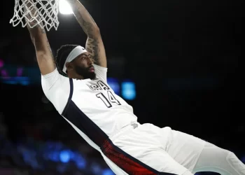 Me një rikthim spektakolar dhe fenomenal SHBA-të mposhtin Serbinë – kalojnë në finalen e Paris 2024