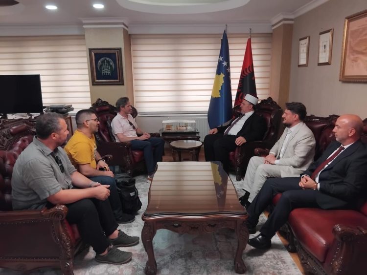 Kryetari i Bashkësisë Islame të Kosovës, Myftiu Naim ef. Tërnava, priti në takim profesorin amerikan, z. Jonathan Andrew Cleveland Brown