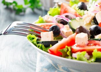 Dieta mesdhetare mund të ulë forcën e COVID-19