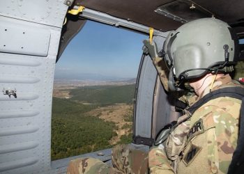 KFOR-i publikon fotografi duke e monitoruar vijën kufitare me helikopter