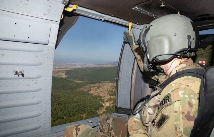 KFOR-i publikon fotografi duke e monitoruar vijën kufitare me helikopter