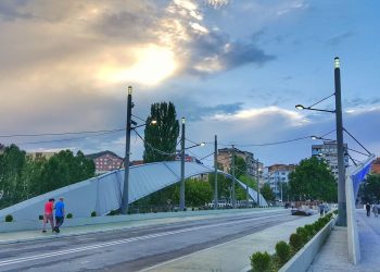 Diskutimet mbi hapjen e urës së Ibrit, analistët vlerësojnë se Kosova është në të drejtën e saj