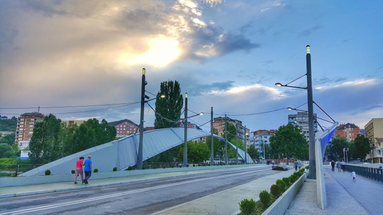 Diskutimet mbi hapjen e urës së Ibrit, analistët vlerësojnë se Kosova është në të drejtën e saj