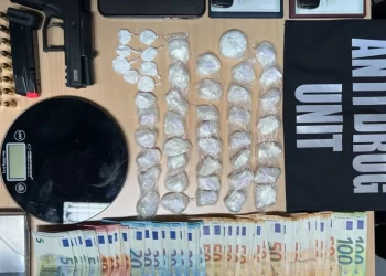 Policia arreston dy persona, si dhe konfiskon mbi 40 paketime kokainë, armë e para