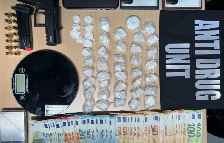 Policia arreston dy persona, si dhe konfiskon mbi 40 paketime kokainë, armë e para